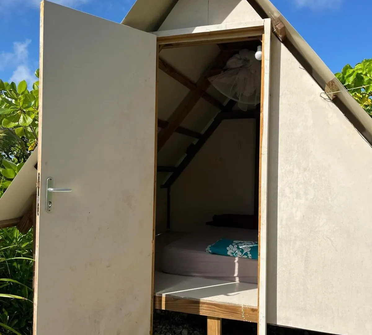 Alaroots Bora Bora Camp Hostel